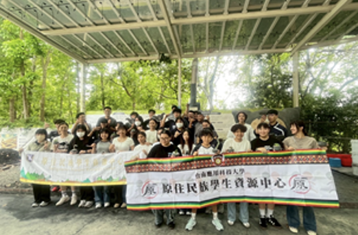 到官田企業參訪，了解在地地方創生，把菱角殼進行碳化成生物炭（菱角炭），稱為「烏金」並開發多元商品。圖片
