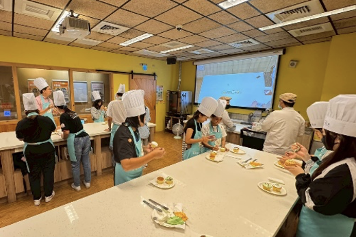 參加職涯發展講座及到奇美觀光工廠參觀，了解整個企業的製程與營運。圖片