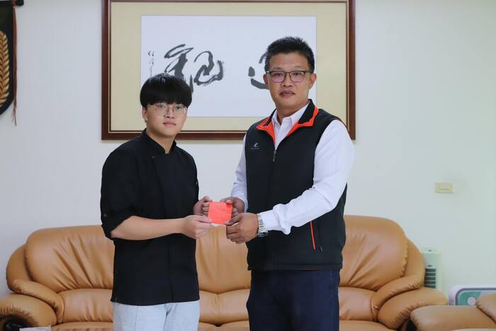 家長會致贈獎學金勉勵圖片