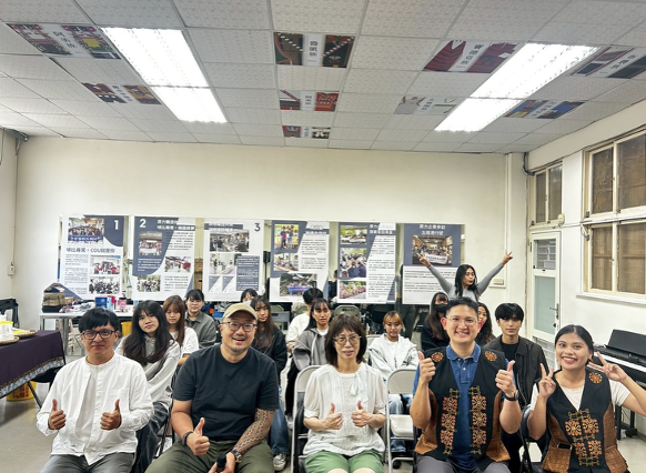 邀請咖啡達人分享創業歷程與實務經驗，透過講座交流與互動，啟發學生職涯思維及實踐行動力。圖片